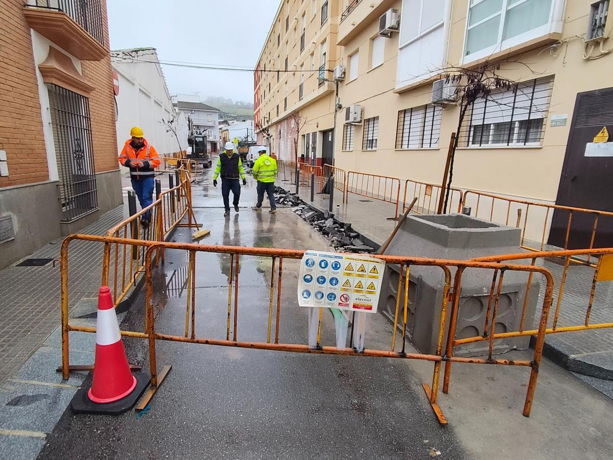 Trabajos que ha iniciado Endesa en lucena para instalar una nueva línea de baja tensión.