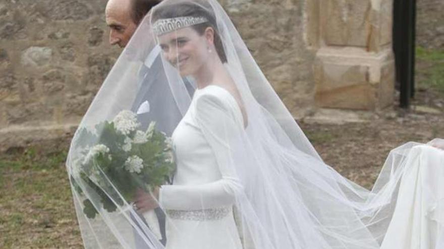 Hilda Armada, el día de su boda, portando la diadema robada.