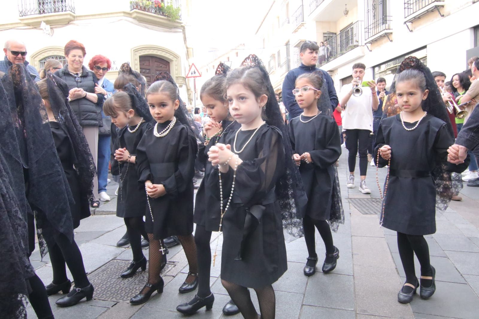 Pequeños del colegio de la Inmaculada durante su procesión.