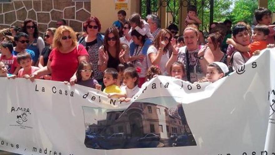 Los padres y varios niños con una pancarta,ayer en la puerta de la Casa del Niño.