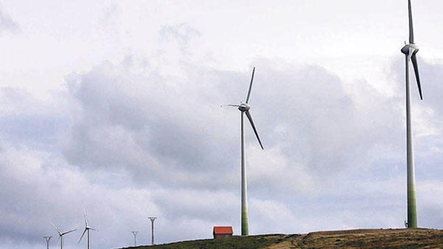 El parque eólico singular, sito en Espiño (Lebozán), consta de cuatro aerogeneradores.  // Bernabé/Javier Lalín