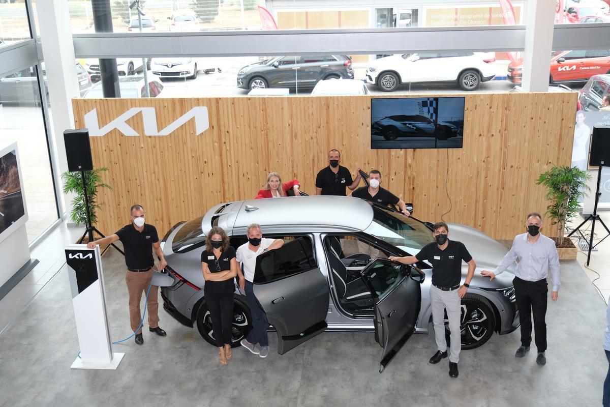 El equipo de Caetano Móvil Sur con el nuevo Kia EV6.