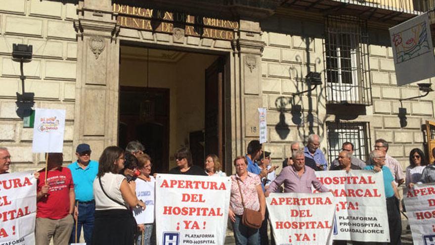 Este viernes protestó una treintena de personas ante la Junta.