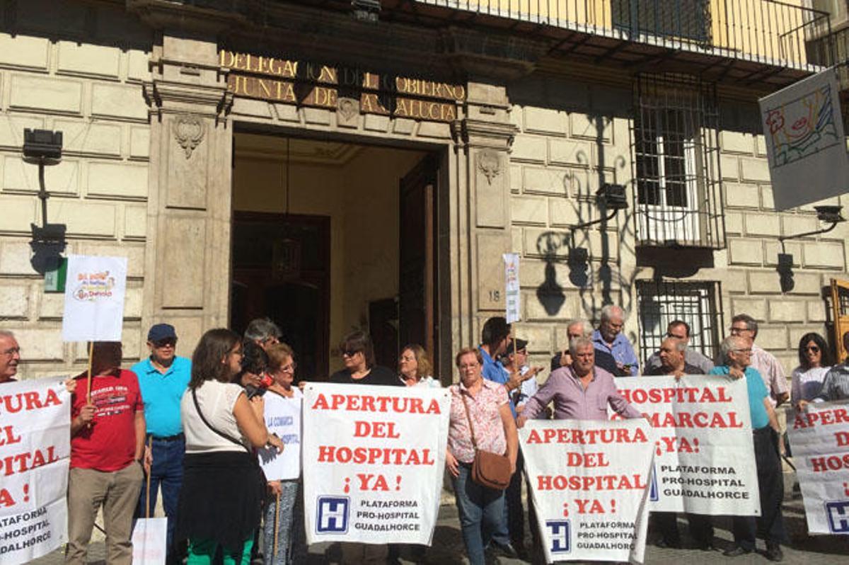 Este viernes protestó una treintena de personas ante la Junta.