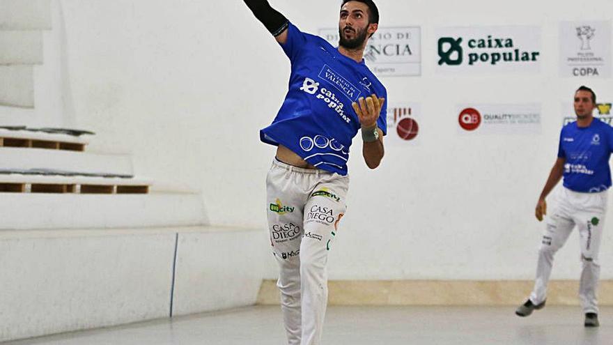 Marc es fa avant per a jugar d’aire en una partida de la Copa.  | FUNPIVAL