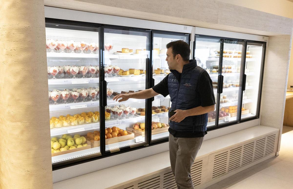Las neveras del comedor laboral de Inditex en Zaragoza con fruta y postres caseros eleborados en su cocina.