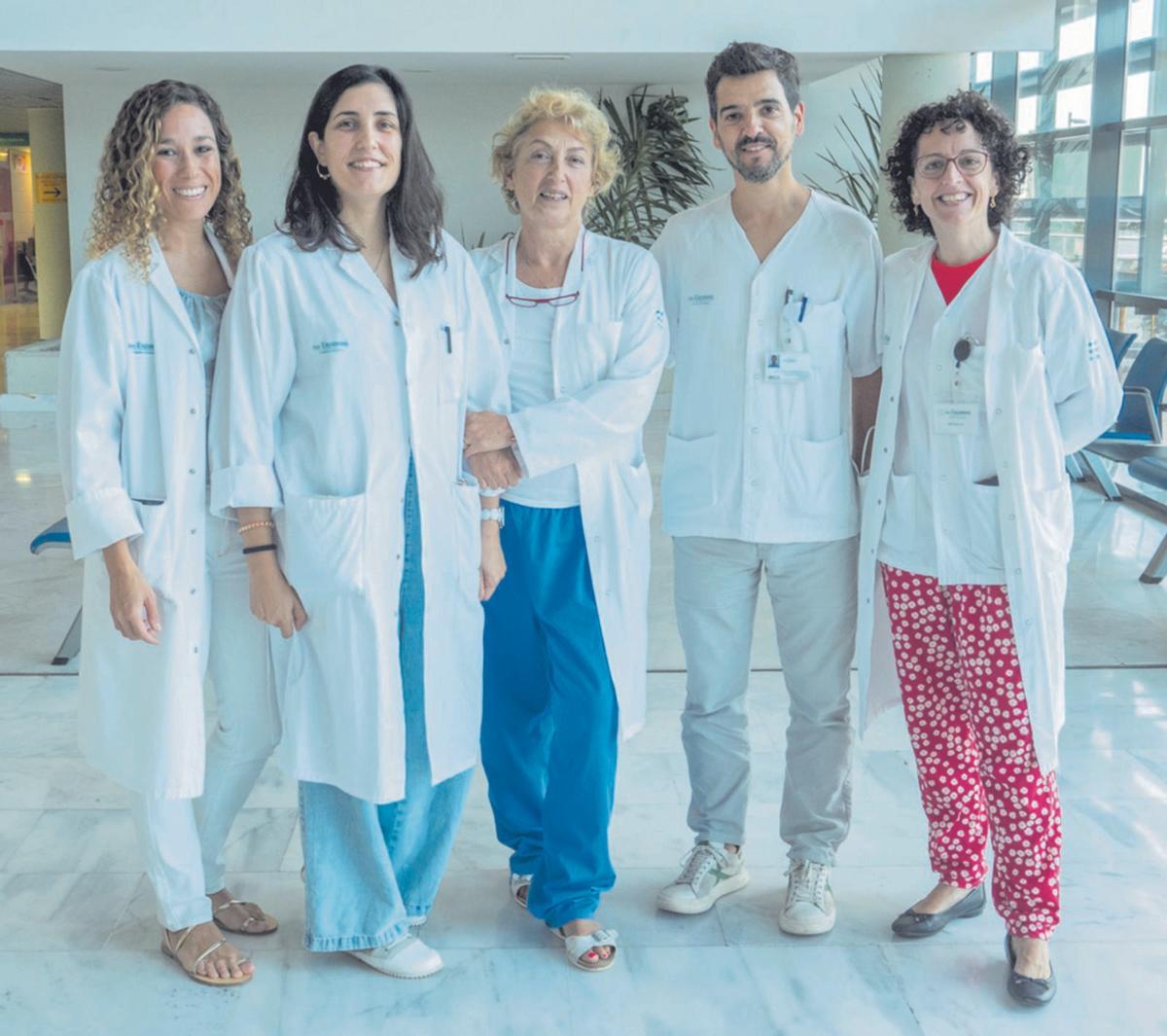 María Vila, Andrea Alegre, Rosa Ruiz de Gopegui, Fernando Santos y María García de Paso son el equipo que hacen realidad la consulta conjunta ginecológica y genética que ofrece información contrastada a las familias para decidir evitándoles el interminable tránsito asistencial del pasado.  | A. MARTÍNEZ/HUSE