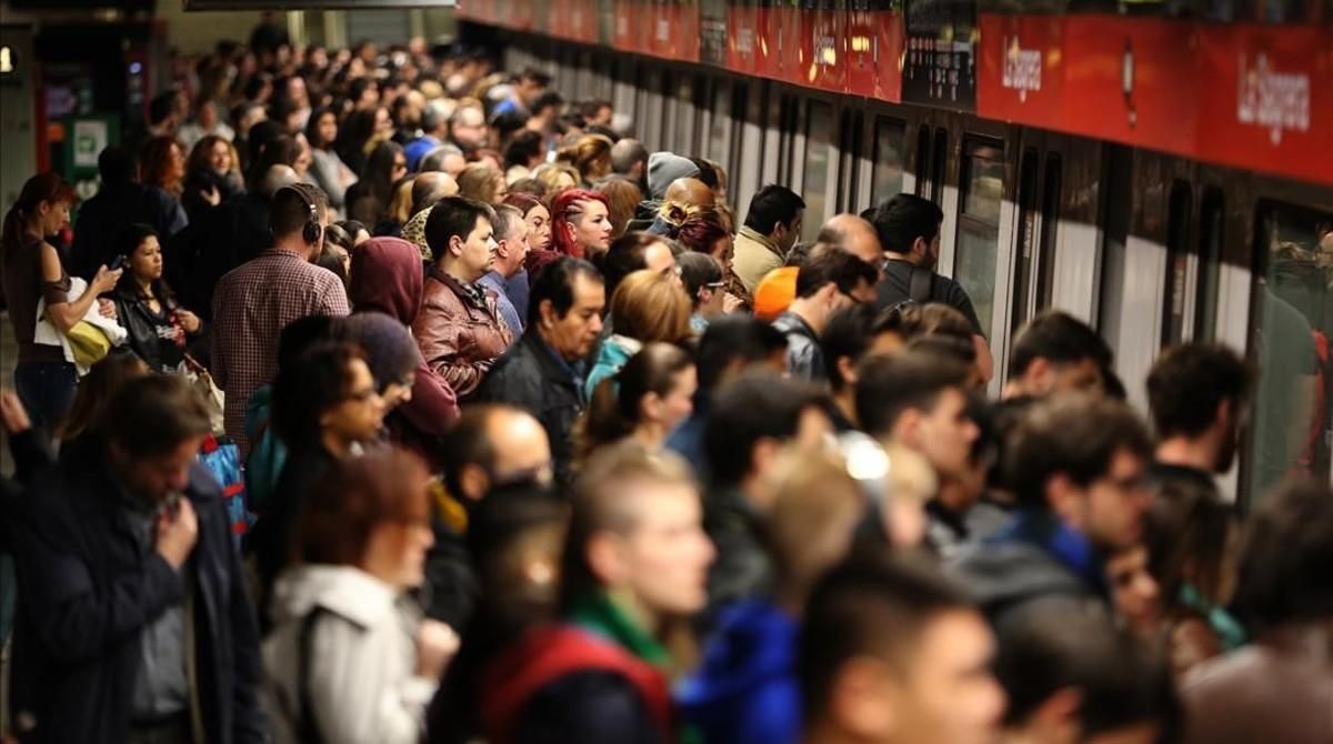  Ambiente en la estación de la Sagrera, de las 8 a las 9 de la mañana.