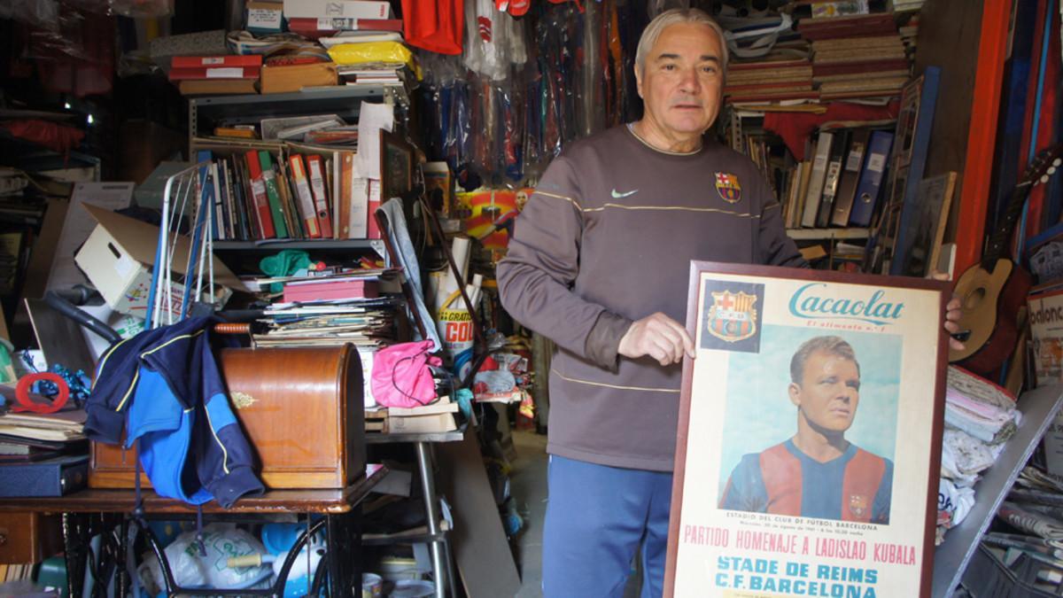 Joan Caimel con un cartel de un partido del FC Barcelona en el que aparece la imagen de Kubala, su gran amigo