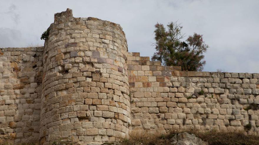 Deterioro en un cubo de la Muralla en la zona de la avenida de la Feria.