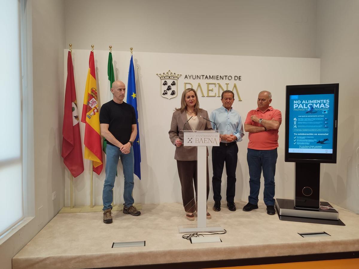 La alcaldesa de Baena, María Jesús Serrano, infoma del plan de control de palomas.