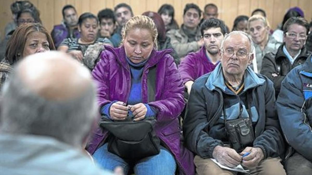 Vecinos de Ciutat Meridiana, el pasado jueves, en la asamblea semanal que se celebra por la tarde en el local de la asociación de vecinos.