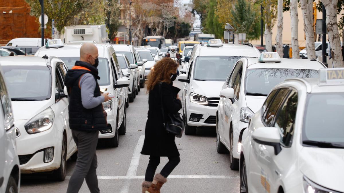 Caravana de protesta de los taxistas de Ibiza, en una imagen de archivo.