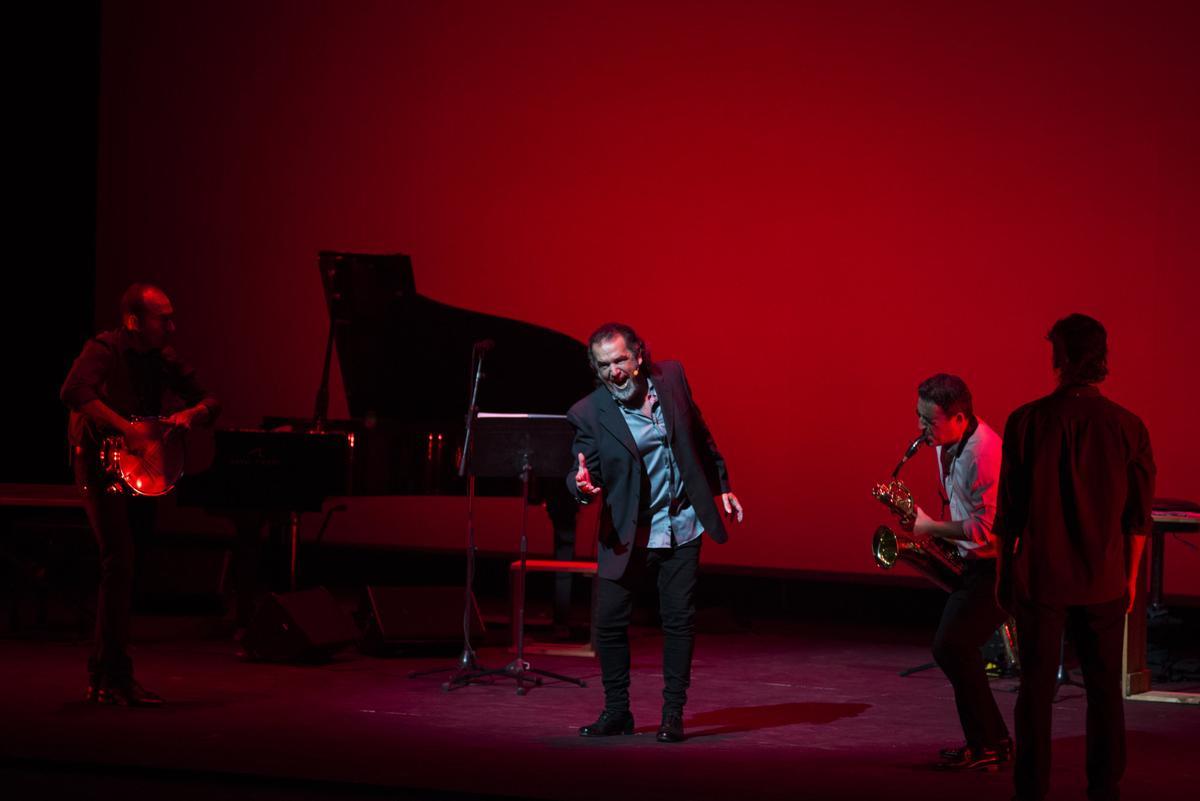 El cantaor jerezano David Lagos, durante el espectáculo 'Cantes del silencio', que presentó en la pasada Bienal.