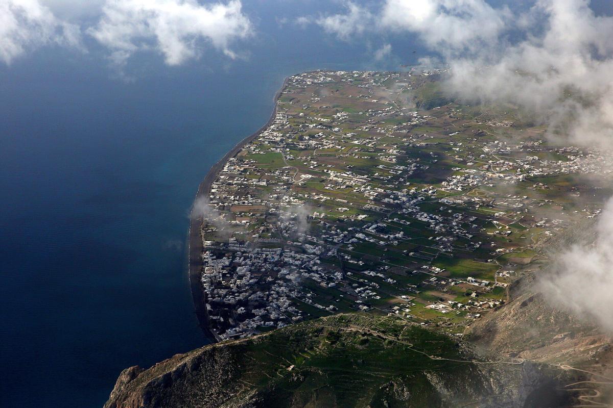 Imagen de archivo de una vista aérea de la isla de Santorini el pasado mes de febrero.) EFE/EPA/ORESTIS PANAGIOTOU. NO SALES EPA ZONE