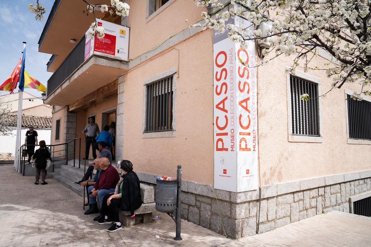 Ayuntamiento de Buitrago del Lozoya con el cartel que anuncia el museo.