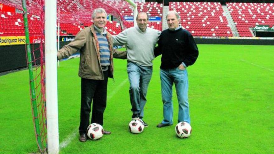 De izquierda a derecha, Ferrero, Quini y Churruca, bajo la portería del Piles. / Foto J. E. C.