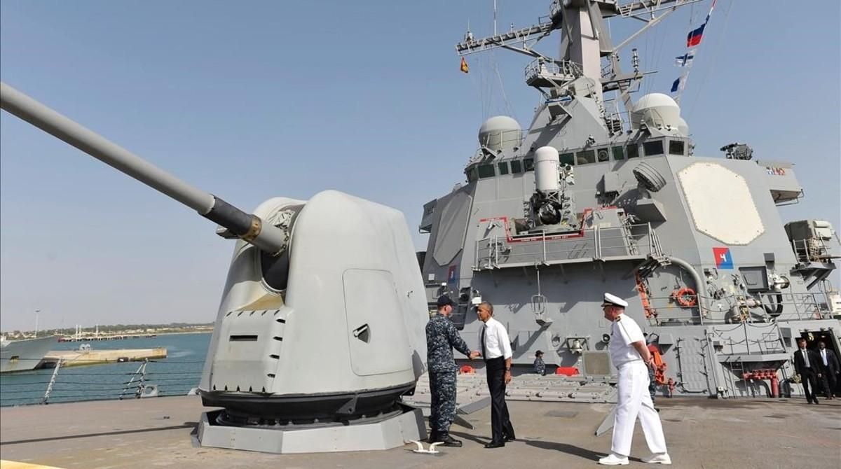 Barack Obama a bordo de la nave de la Armada de US Ross en la base naval de Rota. 