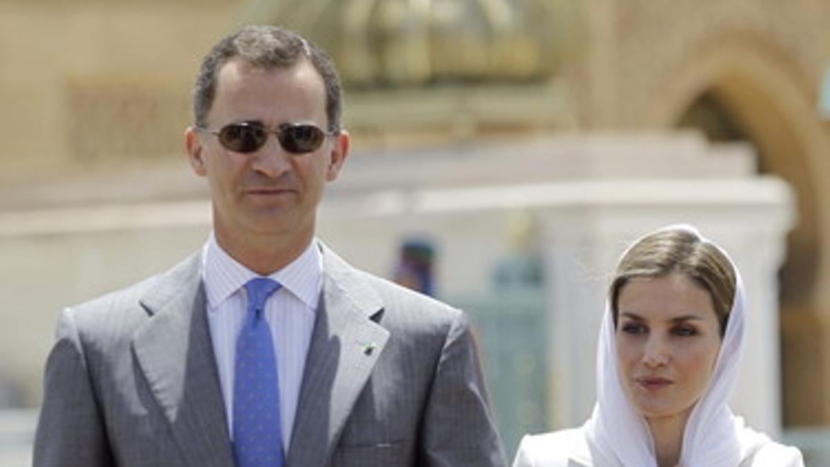 Felipe VI y Letizia, a su llegada al Mausoleo de Mohamed VI en Rabat, este martes.