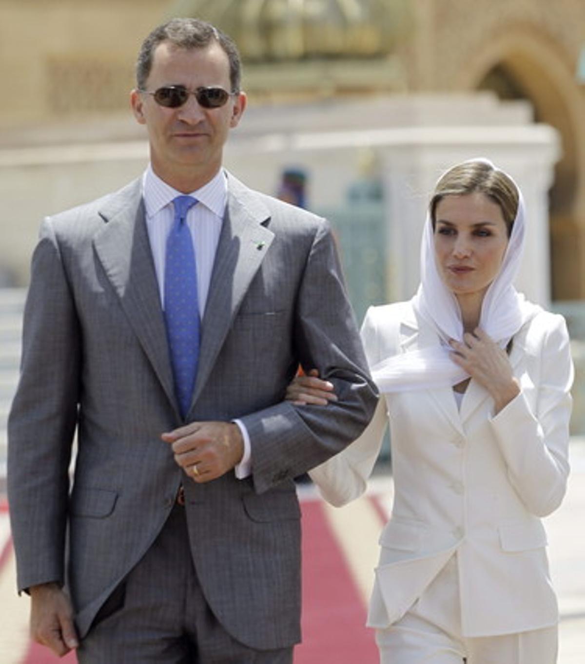 Felip VI i Letizia, a l’arribar al mausoleu de Mohammad VI a Rabat.