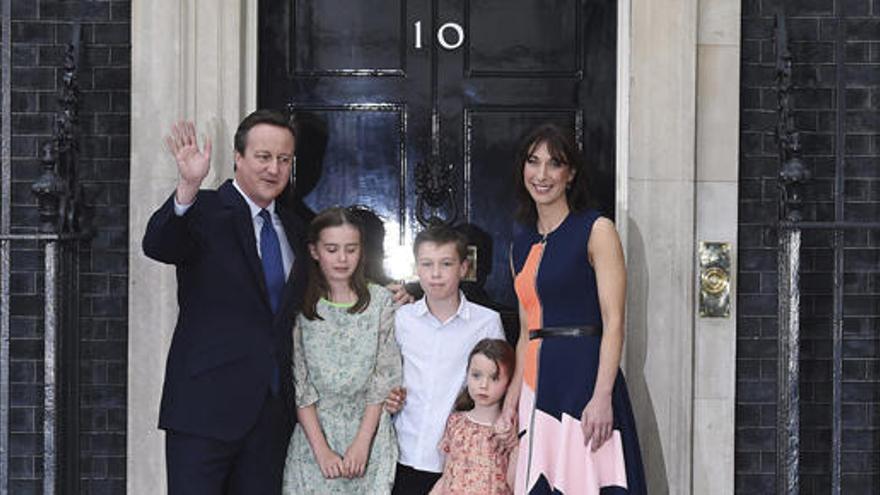 Cameron, con sus hijos y su esposa, ante Downing Street.