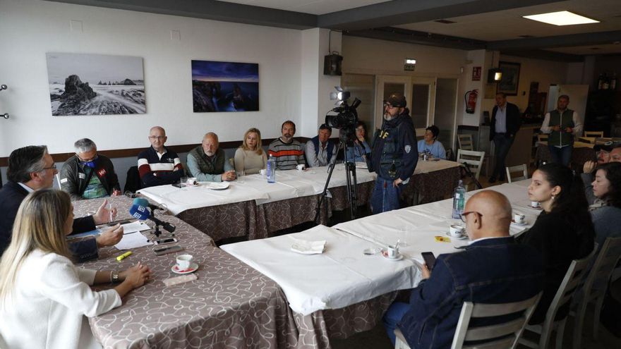 Pablo González y Cristina Villanueva, a la izquierda, junto a los voluntarios de los equipos de barrios del Partido Popular, ayer, en la cafetería de la Casa del Mar, en El Arbeyal. | Marcos León