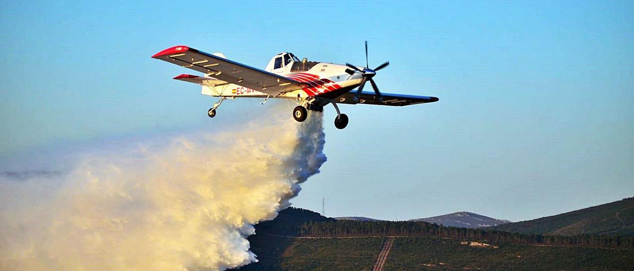 Uno de los aviones de Plysa durante una descarga. | LEVANTE-EMV