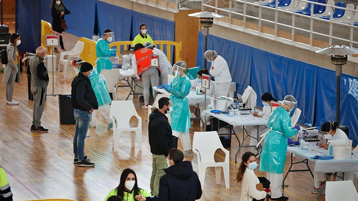 Cribado a la población de Sant Josep, realizado en el polideportivo de Can Guerxo.