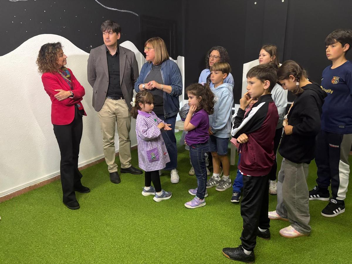 Por la izquierda, Ledo y Sánchez atienden las explicaciones de la directora del Clara Campoamor de Riaño, Marta García