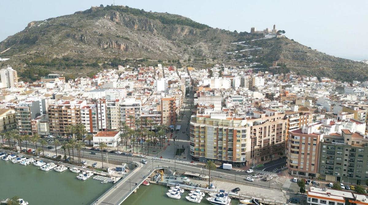 Vista del casco urbano de Cullera, con el río en primer plano y el castillo al fondo.