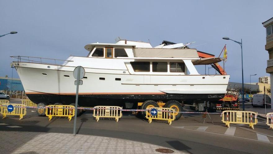 Un yate de recreo encalla en una rotonda en Vinaròs