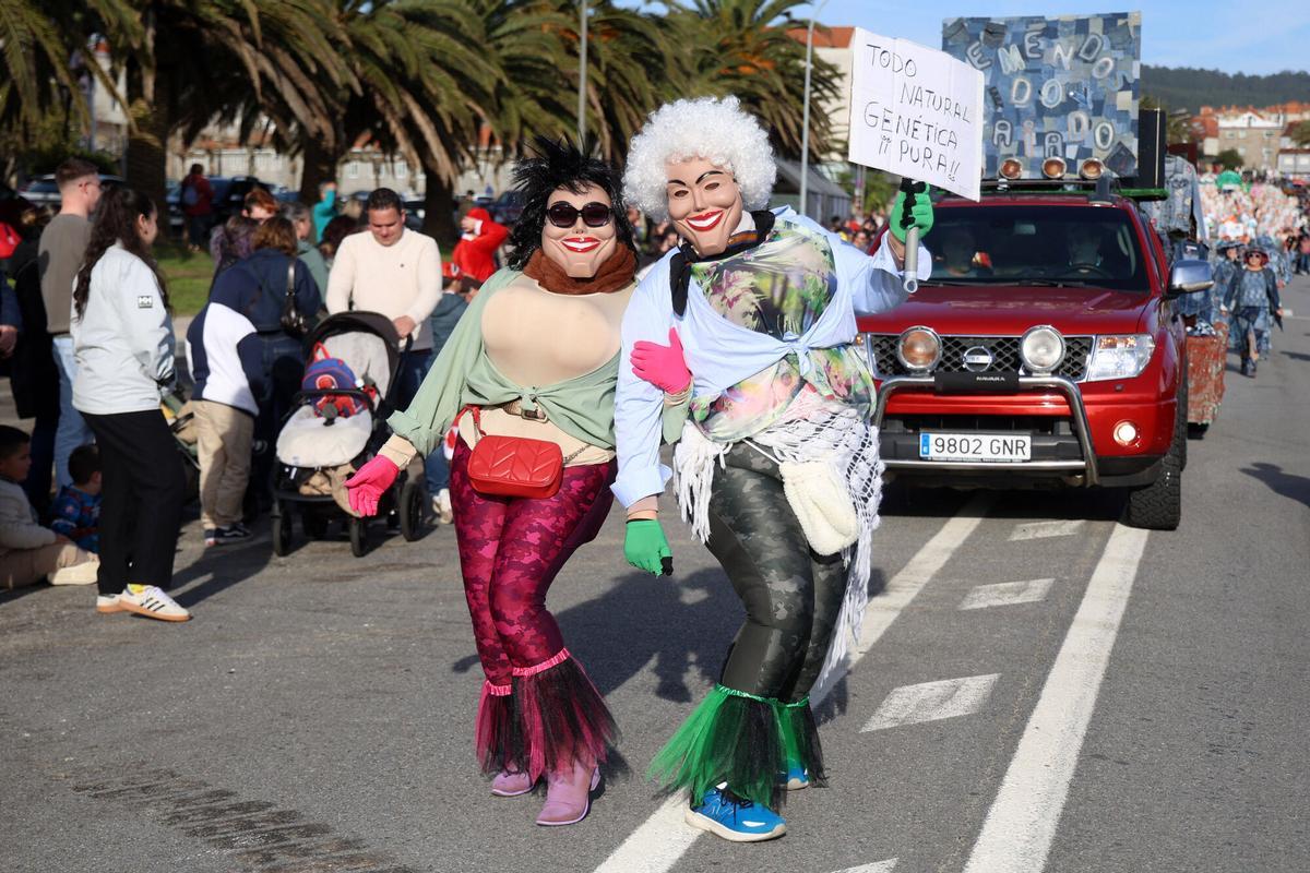 Sanxenxo se llenó de color y diversión con el tradicional desfile de carnaval de adultos y niños