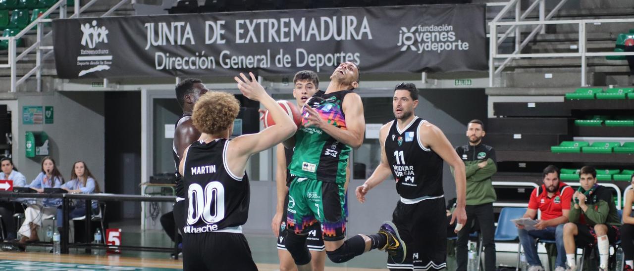 Douglas Mills (Torta del Casar), rodeado de jugadores del Moraleja.