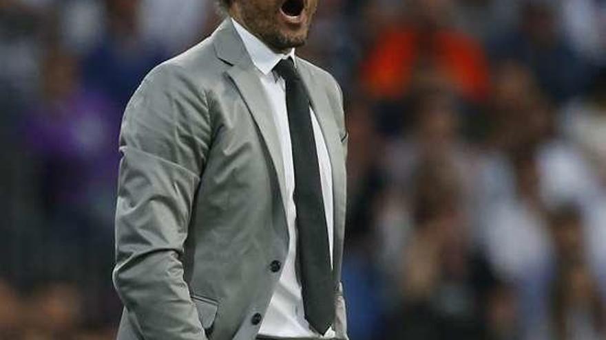 Luis Enrique da instrucciones a sus jugadores. // S. Vera