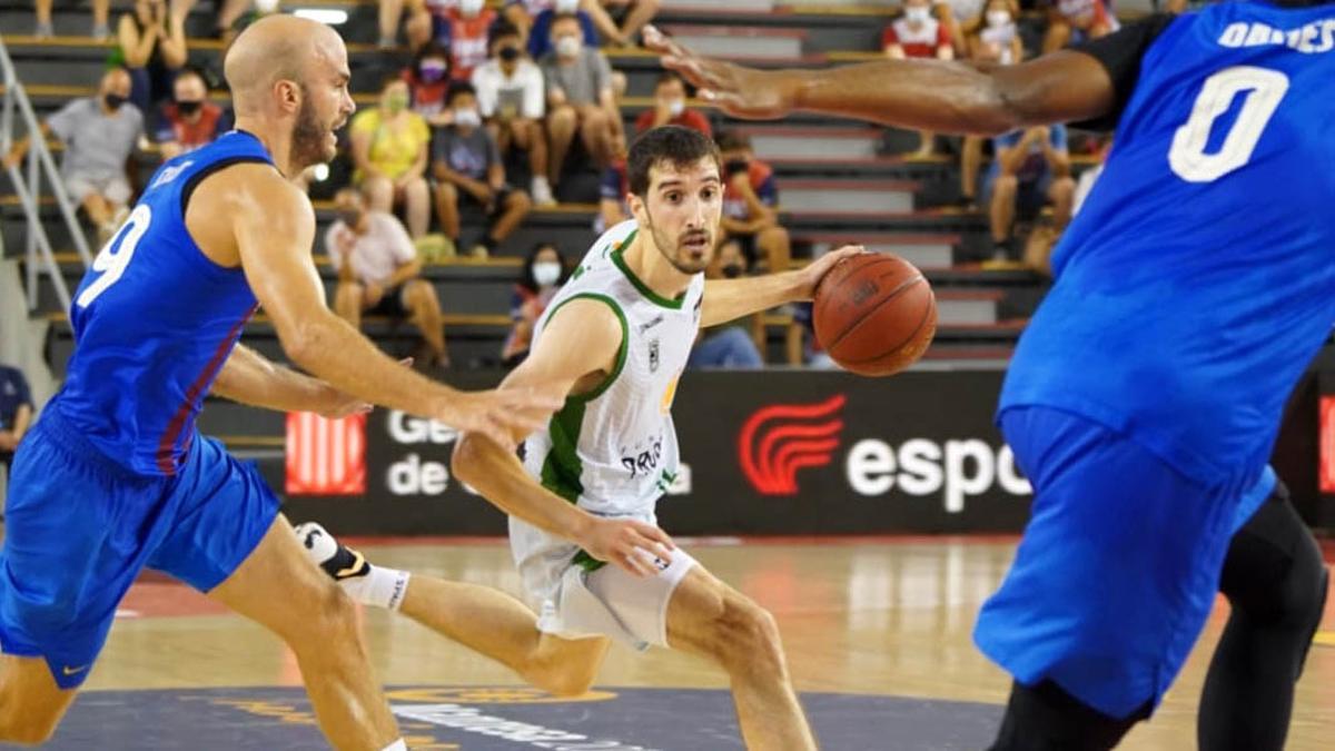 Guillem Vives, defendido por Nick Calathes