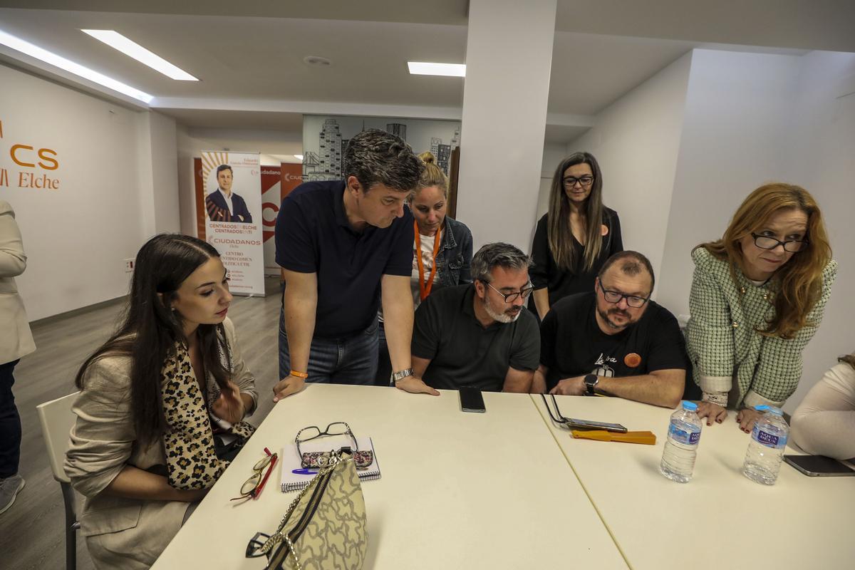 Eduardo García-Ontiveros con su equipo durante el escrutinio en Elche