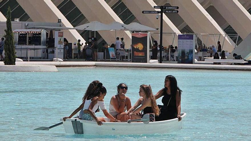 Los turistas trataban de esquivar el intenso calor.