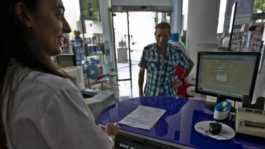 Dispensación de medicamentos en una farmacia de la provincia, en una imagen de archivo