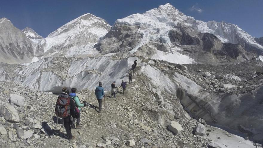 El Ejército rinde homenaje a la expedición que coronó el Everest hace 25 años