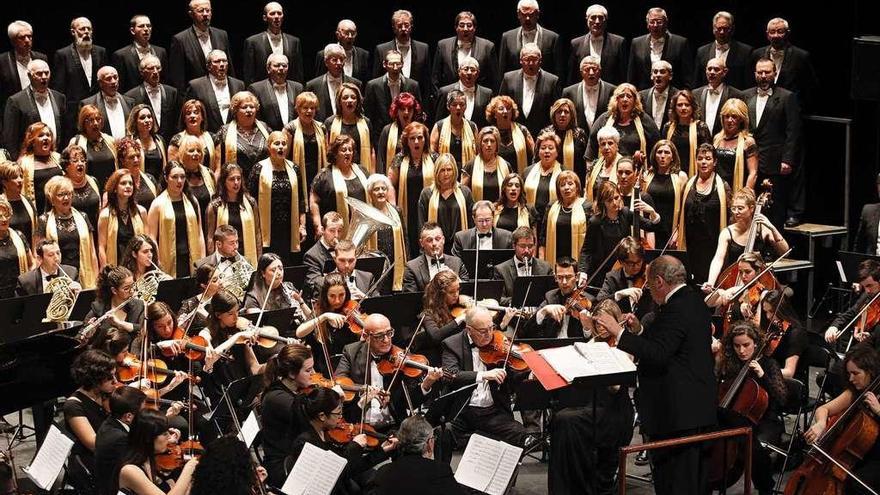 Un momento de la actuación de la coral Casablanca, coro y orquesta, en el Teatro Jovellanos de Gijón. // Juan Plaza