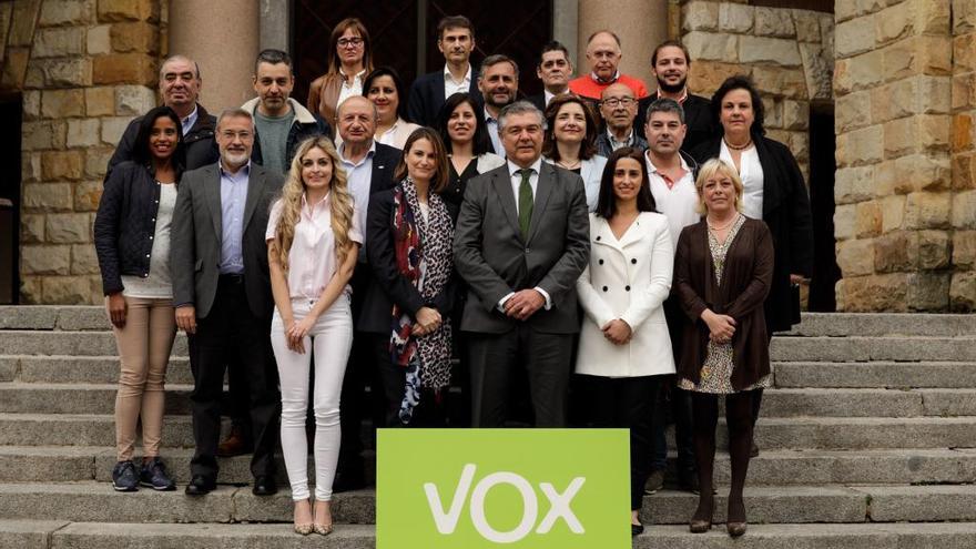 Los candidatos municipales de Vox, con De la Concha tras el logo.