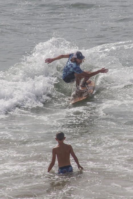 Surfistas de Orihuela recogen firmas en contra de