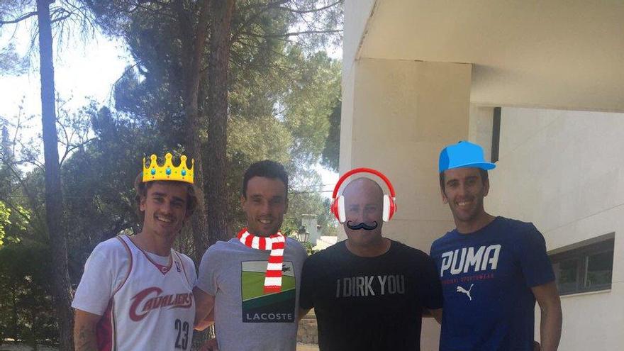 Bautista come con Godín y Griezmann antes de medirse a Karlovic