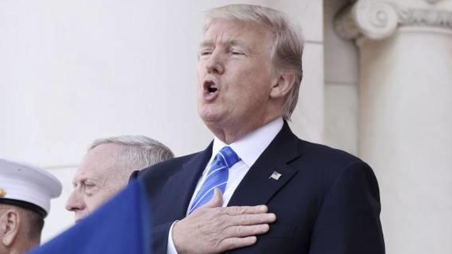 Trump balla l&#039;himne en un acte solemne