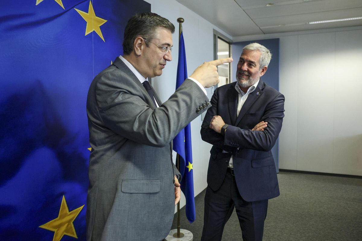 El presidente Fernando Clavijo (d) y el comisario Apostolos Tzitzikostas.