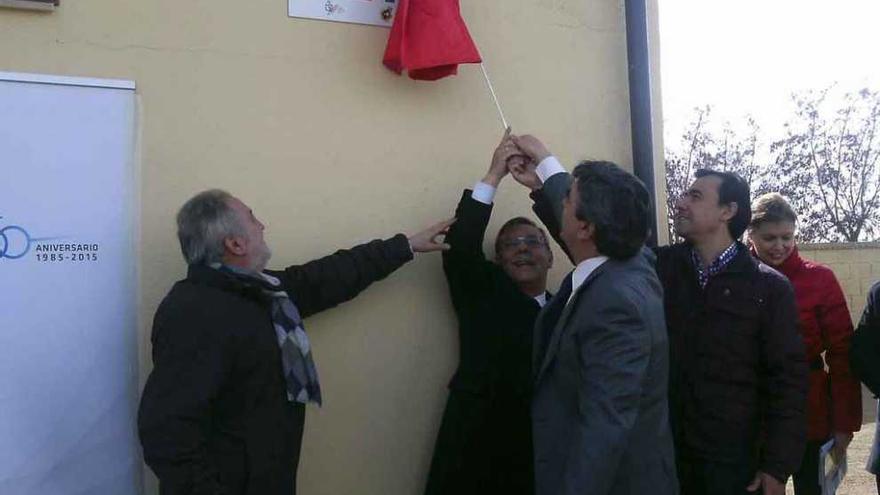 Las autoridades descubren la placa en el momento de la inauguración.