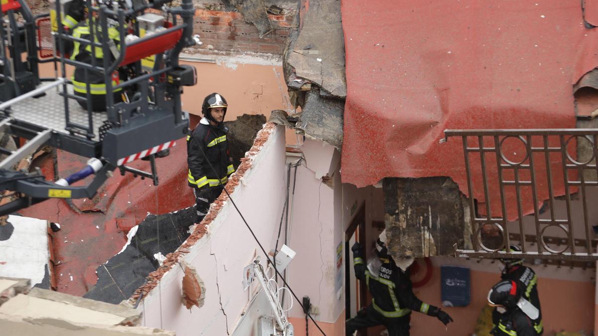 Los bomberos acceden al interior del inmueble