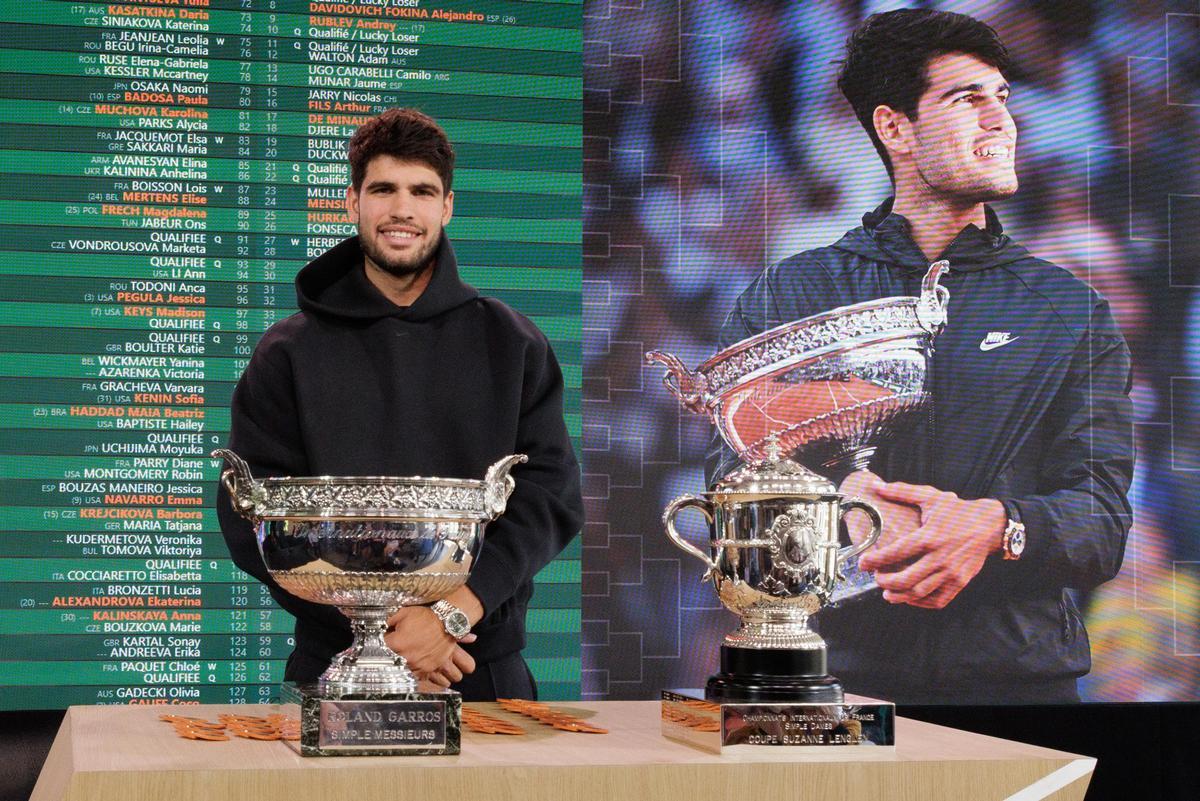 Carlos Alcaraz posa durante el sorteo del cuadro final