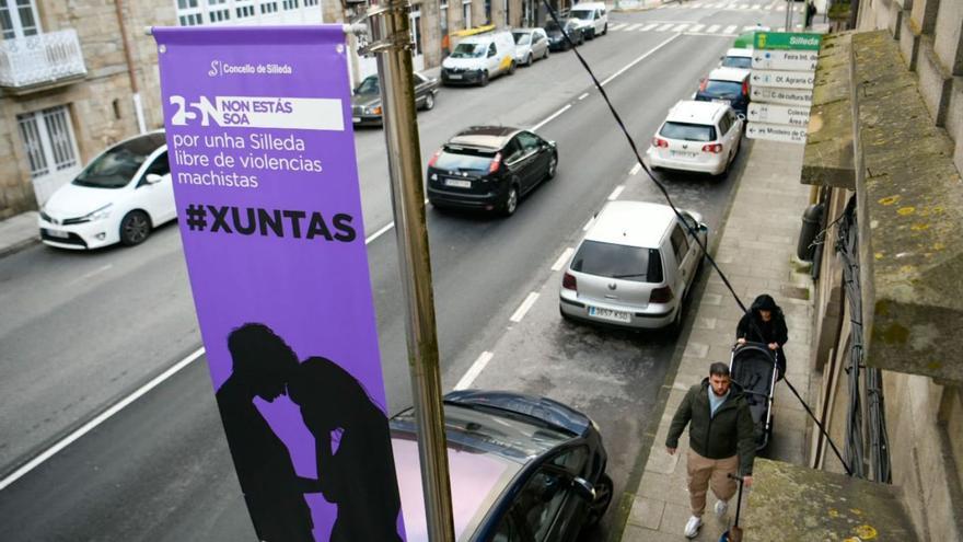 Banderola colocada en una calle de Silleda con motivo de la programación del 25-N.