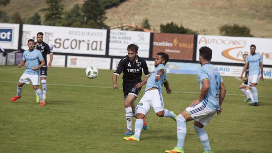 Ledes trata de controlar un balón.